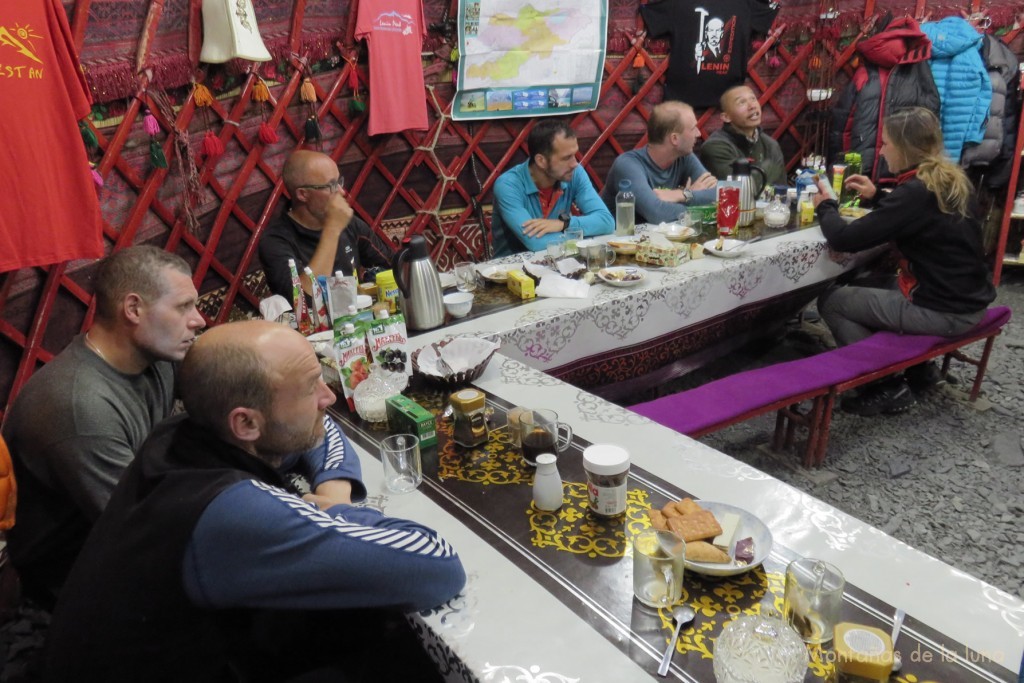 Yurta comedor en el Campo 1, a la izquierda Javi, "el ruso" y Luis, a la derecha Dani, Hans, Ray e Iveta